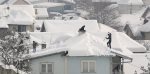 Nuo stogų čiuožiantis sniegas niokoja automobilius, laužo lietvamzdžius