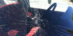 Automobilis su pažeistu stiklu aplenks draudikus ir keliaus į stiklų keitimo įmonę